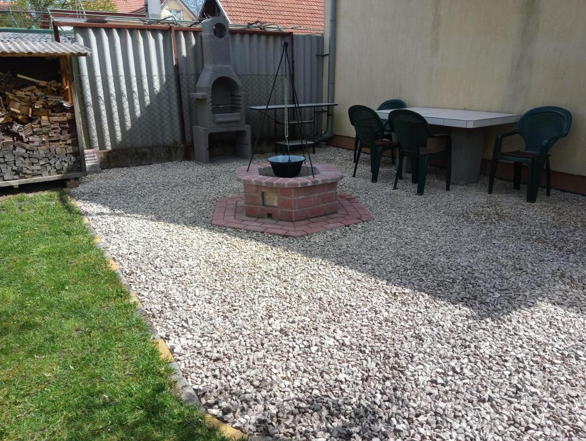 Szivarvany Apartman Jula Exterior foto