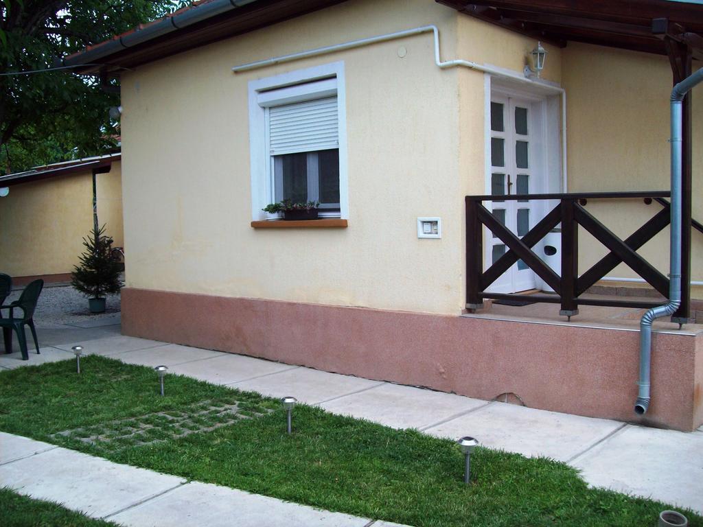 Szivarvany Apartman Jula Cameră foto
