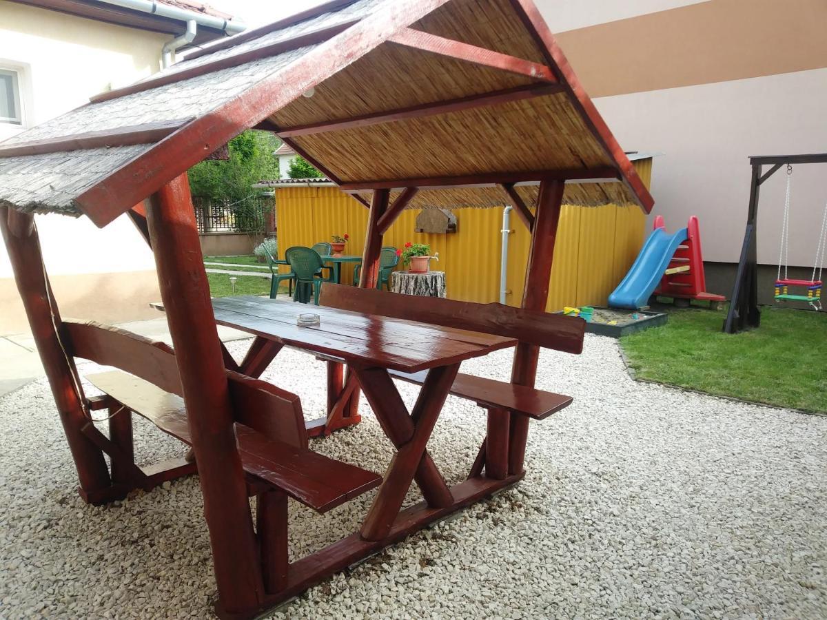 Szivarvany Apartman Jula Exterior foto